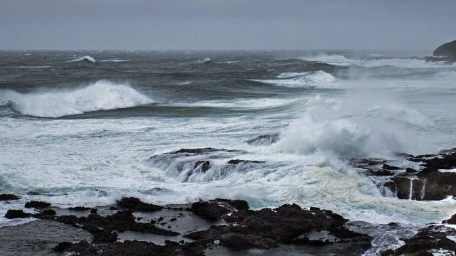 Ocean waves on rocks