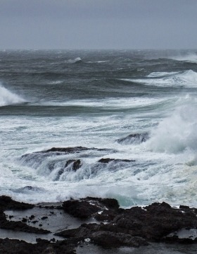 Ocean waves on rocks